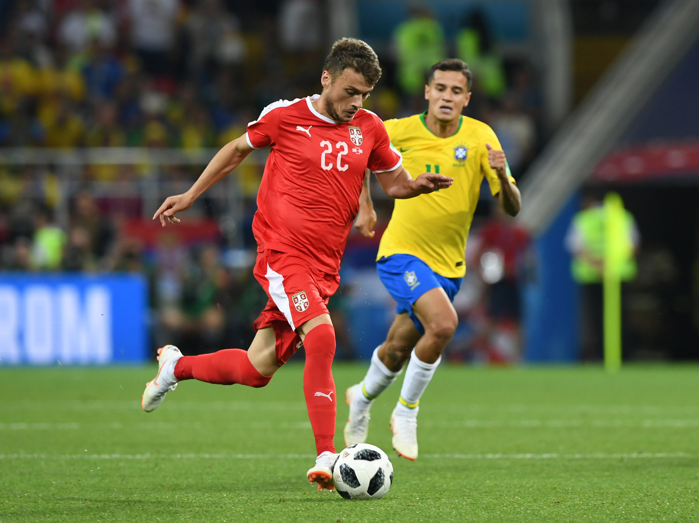 欧洲足球赛事不断精彩，塞尔维亚队走出低谷