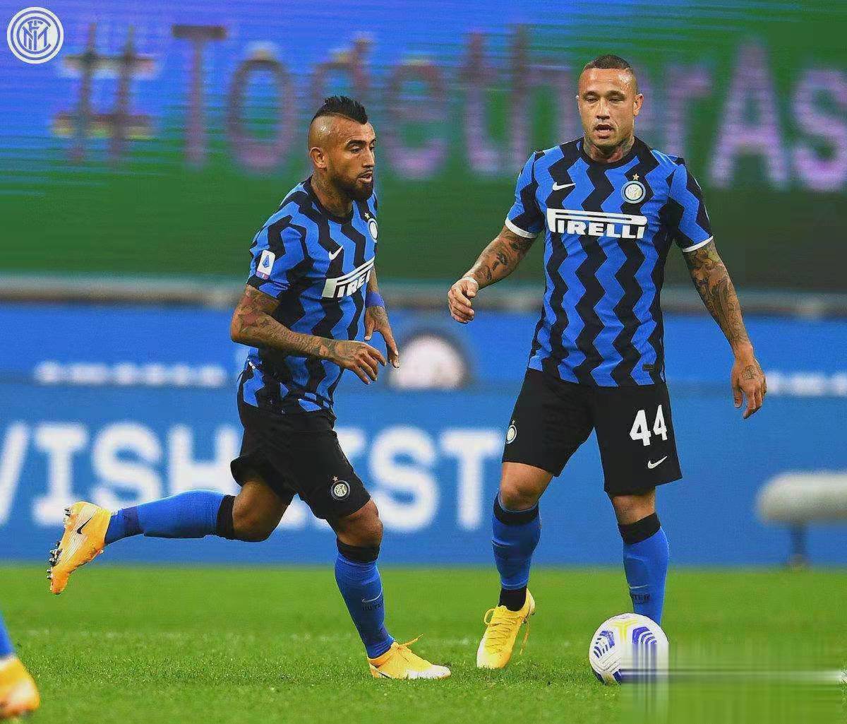 纳英战绩不佳遭到批评，球队面对调整压力的简单介绍