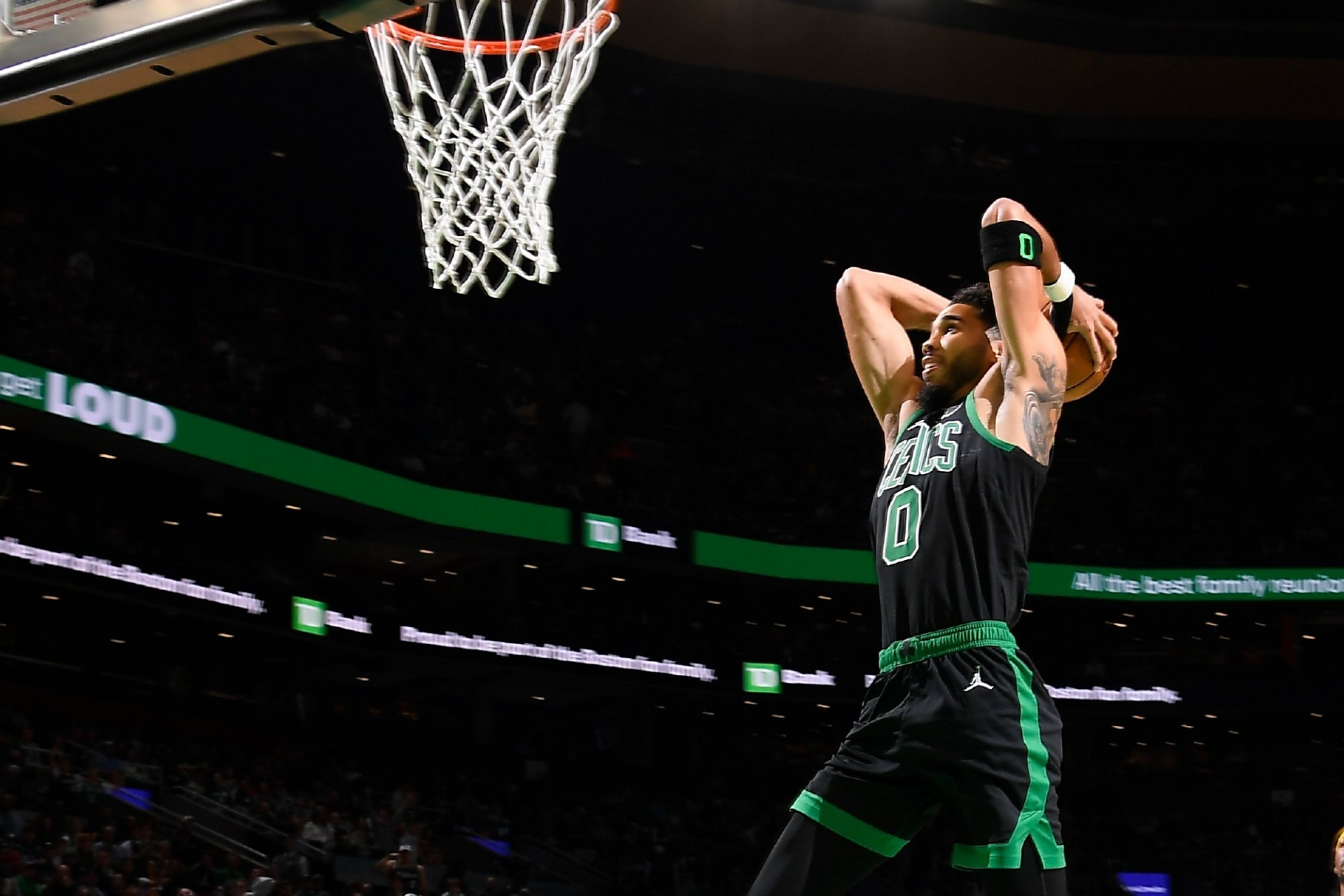 关于塔图姆连续七场比赛得分超过精彩发挥，掘金挑战极限！的信息